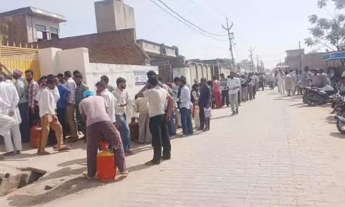 LPG सिलेंडर की कमी के कारण सिरसा के ग्रामीण घंटों तक कतार में लगे रहे
