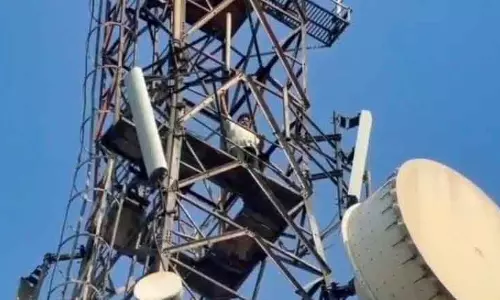 Sonipat में तोड़फोड़ अभियान के विरोध में किसान 250 फीट ऊंचे टावर पर चढ़ा