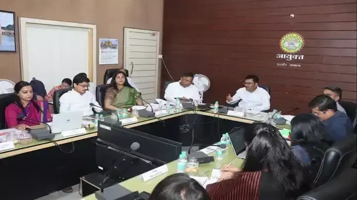 Indore: उप संचालक पर गिरी गाज, संभागायुक्त का एक्शन Indore: उप संचालक पर गिरी गाज, संभागायुक्त का एक्शन
