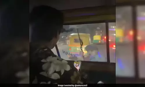 ड्राइवर गाड़ी चलाते हुए Reels देख रहा था: बाल-बाल बची एक बड़ी मुसीबत ड्राइवर गाड़ी चलाते हुए Reels देख रहा था: बाल-बाल बची एक बड़ी मुसीबत