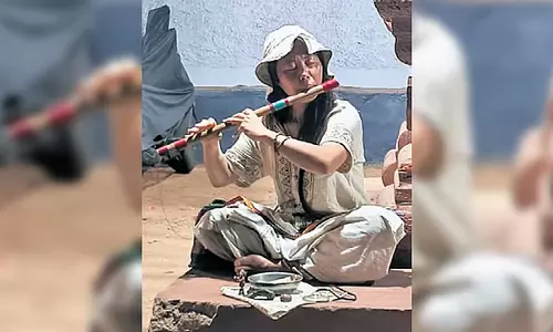 मोहन मुरुली का बांसुरी वादन : एक जापानी महिला Gokarna में पर्यटकों को आकर्षित कर रही मोहन मुरुली का बांसुरी वादन : एक जापानी महिला Gokarna में पर्यटकों को आकर्षित कर रही