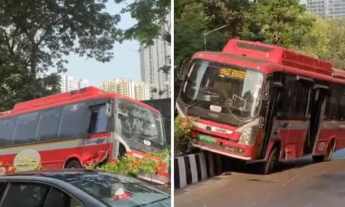 Mumbai : लोअर परेल में कमला मिल्स के पास बेस्ट बस डिवाइडर पर चढ़ी