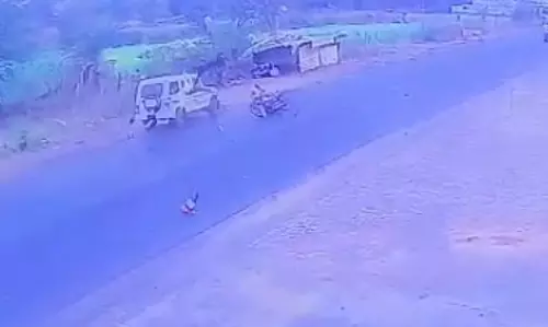 पूर्व मंत्री के काफिले की चपेट में आने से 2 युवकों की मौत पूर्व मंत्री के काफिले की चपेट में आने से 2 युवकों की मौत