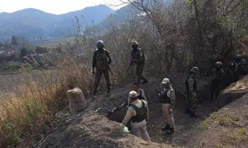 मणिपुर के बिष्णुपुर में उग्रवादियों की गोलीबारी के बाद सुरक्षा बलों ने तेज किया अभियान मणिपुर के बिष्णुपुर में उग्रवादियों की गोलीबारी के बाद सुरक्षा बलों ने तेज किया अभियान