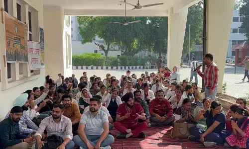 Punjab में नर्सों ने ग्रेड पे को लेकर अनिश्चितकालीन हड़ताल शुरू की Punjab में नर्सों ने ग्रेड पे को लेकर अनिश्चितकालीन हड़ताल शुरू की