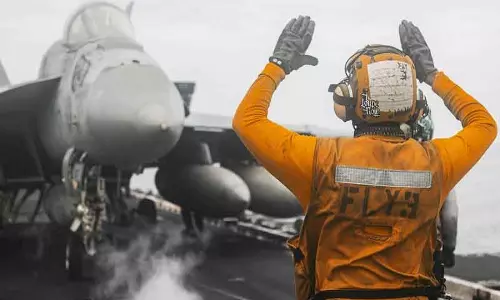 US सेंटकॉम: USS अब्राहम लिंकन ईरान में टारगेट ऑपरेशन जारी रखे हुए है US सेंटकॉम: USS अब्राहम लिंकन ईरान में टारगेट ऑपरेशन जारी रखे हुए है