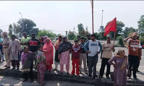 LPG सिलेंडर की कमी को लेकर पेंडू मजदूर यूनियन ने दयालपुर में हाईवे जाम किया LPG सिलेंडर की कमी को लेकर पेंडू मजदूर यूनियन ने दयालपुर में हाईवे जाम किया