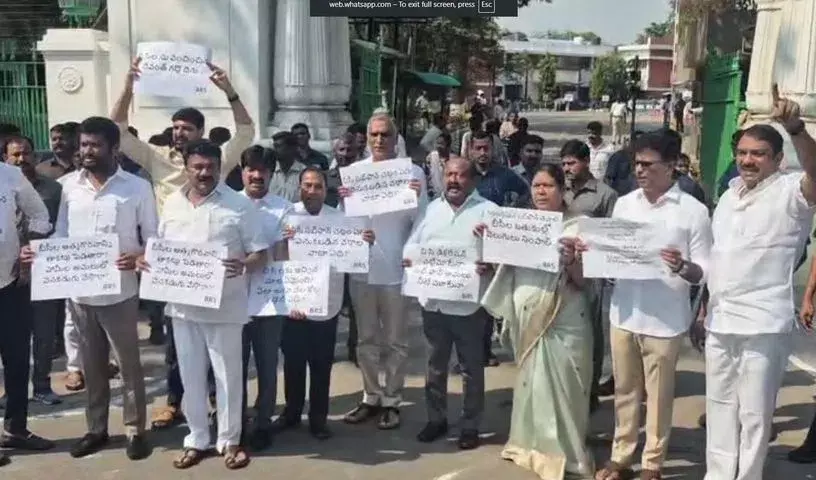 BC सब-प्लान लागू करने को लेकर कांग्रेस पर निशाना साधते हुए BRS का विरोध प्रदर्शन