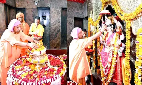 Lucknow: मंदिर में सीएम की मौजूदगी से बढ़ी रौनक Lucknow: मंदिर में सीएम की मौजूदगी से बढ़ी रौनक