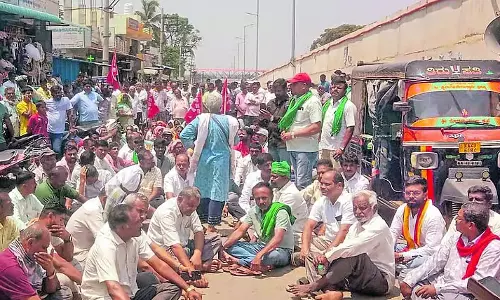 Karnataka : किसानों ने नाडकचेरी की घेराबंदी की