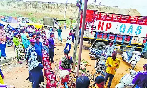 Karnataka : रसोई गैस के लिए उपभोक्ताओं में होड़ Karnataka : रसोई गैस के लिए उपभोक्ताओं में होड़