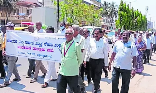 Karnataka : रिटायर्ड कर्मचारियों का मौन विरोध प्रदर्शन Karnataka : रिटायर्ड कर्मचारियों का मौन विरोध प्रदर्शन