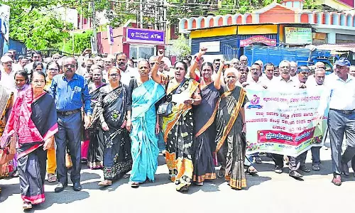 Karnataka ; रिटायर हुए लोगों ने सैलरी और पेंशन की मांग की Karnataka ; रिटायर हुए लोगों ने सैलरी और पेंशन की मांग की
