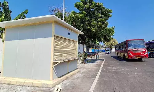 Chennai: रॉयपुरम, आइलैंड ग्राउंड्स टर्मिनल पर MTC कर्मचारियों के लिए कोई बुनियादी सुविधाएं नहीं Chennai: रॉयपुरम, आइलैंड ग्राउंड्स टर्मिनल पर MTC कर्मचारियों के लिए कोई बुनियादी सुविधाएं नहीं