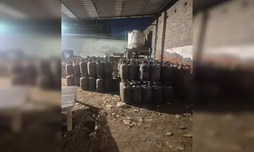 गैस एजेंसी मालिक ने कालाबाजारी के लिए जमा किए थे 459 कमर्शियल गैस सिलेंडर, पुलिस ने मारा छापा गैस एजेंसी मालिक ने कालाबाजारी के लिए जमा किए थे 459 कमर्शियल गैस सिलेंडर, पुलिस ने मारा छापा