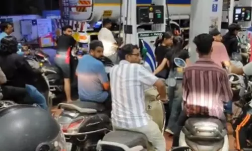 Navi Mumbai : फ्यूल की कमी की अफवाहों के बीच वाशी पेट्रोल पंप पर लोगों की लंबी लाइन Navi Mumbai : फ्यूल की कमी की अफवाहों के बीच वाशी पेट्रोल पंप पर लोगों की लंबी लाइन