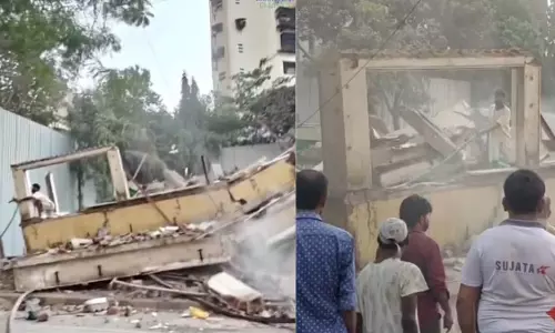 अंधेरी वेस्ट बिल्डिंग गिराने से सड़क पर मलबा गिरने से सुरक्षा संबंधी चिंताएं बढ़ीं; BMC ने जवाब दिया अंधेरी वेस्ट बिल्डिंग गिराने से सड़क पर मलबा गिरने से सुरक्षा संबंधी चिंताएं बढ़ीं; BMC ने जवाब दिया