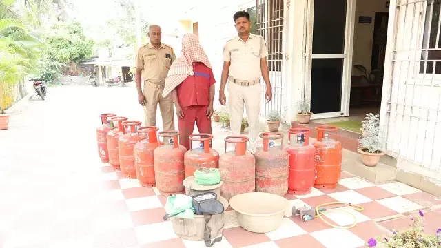 कटक में पुलिस ने LPG में मिलावट का भंडाफोड़ किया, एक गिरफ्तार कटक में पुलिस ने LPG में मिलावट का भंडाफोड़ किया, एक गिरफ्तार