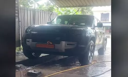 Bhubaneswar: लुटेरों ने टेस्ट ड्राइव के बहाने 1.5 करोड़ रुपये की डिफेंडर गाड़ी लूट ली Bhubaneswar: लुटेरों ने टेस्ट ड्राइव के बहाने 1.5 करोड़ रुपये की डिफेंडर गाड़ी लूट ली