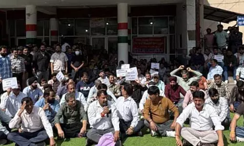 J&K के अस्पतालों में अलाउंस विवाद को लेकर विरोध प्रदर्शन जारी J&K के अस्पतालों में अलाउंस विवाद को लेकर विरोध प्रदर्शन जारी