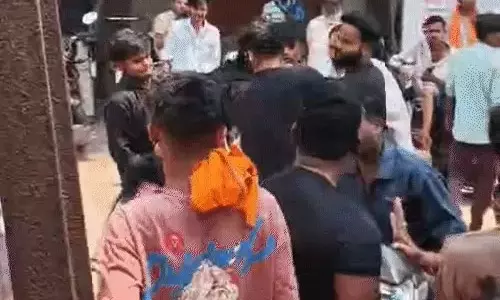 LPG सिलेंडर के लिए धूप में खड़े लोगों के साथ बाउंसरों की गुंडागर्दी, मारपीट किए LPG सिलेंडर के लिए धूप में खड़े लोगों के साथ बाउंसरों की गुंडागर्दी, मारपीट किए