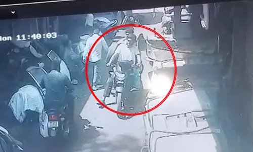दो चोरों ने कार के पार्ट्स चुराए; CCTV क्लिप में वे चोरी का सामान बेचने के लिए बाज़ार में घूमते दिखे दो चोरों ने कार के पार्ट्स चुराए; CCTV क्लिप में वे चोरी का सामान बेचने के लिए बाज़ार में घूमते दिखे