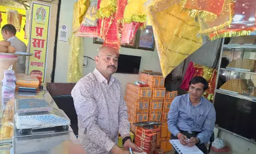 MP : महाअष्टमी पर मशहूर पीतांबरा पीठ के बाहर फूड सेफ्टी डिपार्टमेंट ने प्रसाद स्टॉल की जांच की