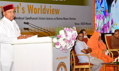 राज्यपाल ने विवाद के बीच मैसूर ओपन यूनिवर्सिटी में RSS के कार्यक्रम का उद्घाटन किया राज्यपाल ने विवाद के बीच मैसूर ओपन यूनिवर्सिटी में RSS के कार्यक्रम का उद्घाटन किया