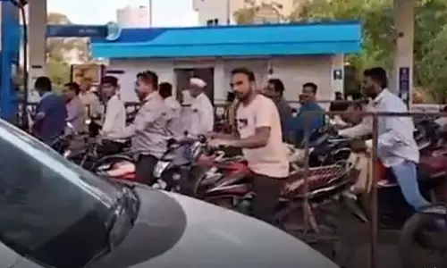 पेट्रोल-डीजल की किल्लत की अफवाहों ने पैनिक की स्थिति पैदा की..प्रशासन का बड़ा फैसला, दोपहिया वाहनों के लिए अधिकतम 200 रुपये... पेट्रोल-डीजल की किल्लत की अफवाहों ने पैनिक की स्थिति पैदा की..प्रशासन का बड़ा फैसला, दोपहिया वाहनों के लिए अधिकतम 200 रुपये...
