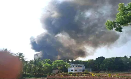 Kerala : प्लास्टिक प्रोसेसिंग प्लांट में भीषण आग लग गई Kerala : प्लास्टिक प्रोसेसिंग प्लांट में भीषण आग लग गई