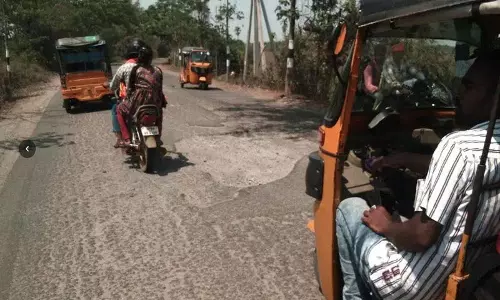 Burugampahad सरपका नेशनल हाईवे गड्ढों से भरा Burugampahad सरपका नेशनल हाईवे गड्ढों से भरा