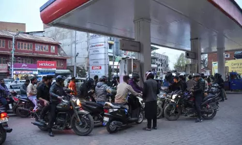 लॉकडाउन की अफवाहों के बीच Kashmir के पेट्रोल पंपों पर पैनिक बाइंग का असर लॉकडाउन की अफवाहों के बीच Kashmir के पेट्रोल पंपों पर पैनिक बाइंग का असर
