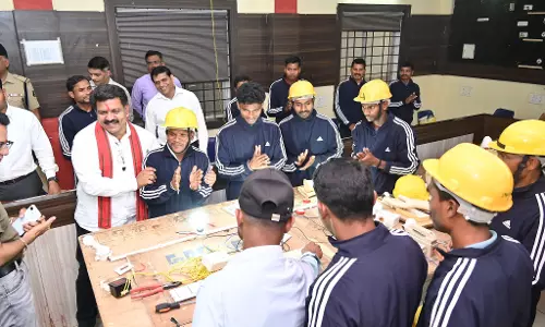 इलेक्ट्रिक कार्य और सिलाई सिख रहे सरेंडर नक्सलियों से मिले गृहमंत्री विजय शर्मा