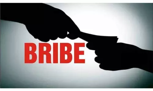 ACB ने नायब तहसीलदार को 20,000 रुपये की रिश्वत लेते हुए पकड़ा ACB ने नायब तहसीलदार को 20,000 रुपये की रिश्वत लेते हुए पकड़ा