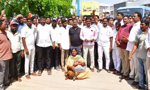 Illegal arrests के विरोध में पुलिस स्टेशन के सामने बिजली गुल Illegal arrests के विरोध में पुलिस स्टेशन के सामने बिजली गुल