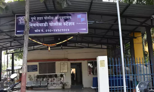 Pune : पति ने शक के आधार पर पत्नी पर हमला किया Pune : पति ने शक के आधार पर पत्नी पर हमला किया