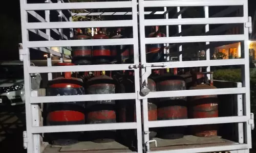 रायपुर में पिकअप से 45 कॉमर्शियल सिलेंडर जब्त, पुलिस को कागजात नहीं दिखा पाए