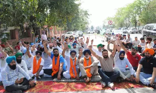 मोहाली में ज़मीन मालिकों ने GMADA ऑफिस के सामने धरना शुरू किया