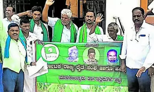 BESCOM अधिकारियों के व्यवहार की निंदा करते हुए विरोध प्रदर्शन BESCOM अधिकारियों के व्यवहार की निंदा करते हुए विरोध प्रदर्शन