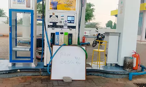 तेल की कमी की अफवाह: Bank में स्टॉक न होने का बोर्ड देखकर लोग परेशान