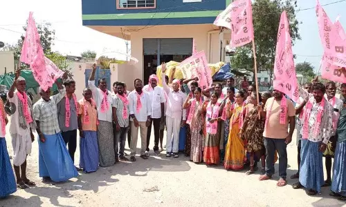 कांग्रेस के वादों को लेकर अन्नाराम में BRS कार्यकर्ताओं का विरोध प्रदर्शन