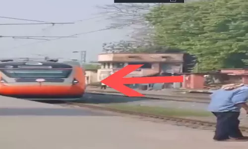 मौत का LIVE वीडियो...गुटखा बना काल, ट्रैक पर थूकने के लिए झुका, तभी...