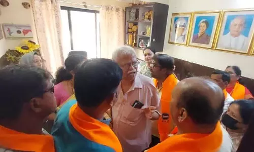 Dombivali : टीचर के कथित यौन उत्पीड़न के मामले में स्कूल ट्रस्टी के बेटे को हिरासत में लिया गया Dombivali : टीचर के कथित यौन उत्पीड़न के मामले में स्कूल ट्रस्टी के बेटे को हिरासत में लिया गया