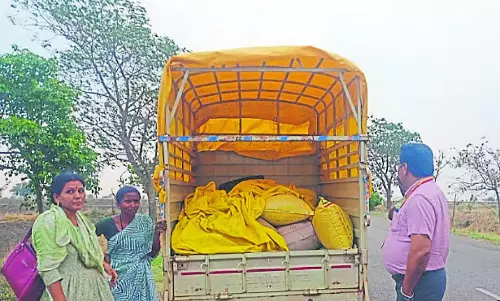 Karnataka : ₹28 हज़ार के राशन चावल का अवैध परिवहन, मामला दर्ज Karnataka : ₹28 हज़ार के राशन चावल का अवैध परिवहन, मामला दर्ज