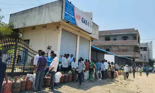 आदिलाबाद में रसोई Gas की कमी जारी आदिलाबाद में रसोई Gas की कमी जारी