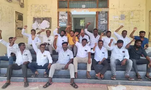 पूर्व सरपंचों ने गुर्रमपोडू MPDO ऑफिस के सामने विरोध प्रदर्शन किया