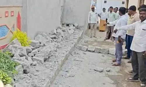 सरपंच चुनाव विवाद: Medak village में कांग्रेस BC नेता की बाउंड्री वॉल गिराई गई