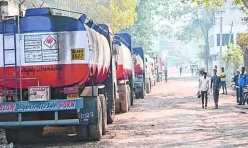 Assam में फ्यूल का सरप्लस, चीफ सेक्रेटरी ने पैनिक बाइंग से किया बचाव Assam में फ्यूल का सरप्लस, चीफ सेक्रेटरी ने पैनिक बाइंग से किया बचाव