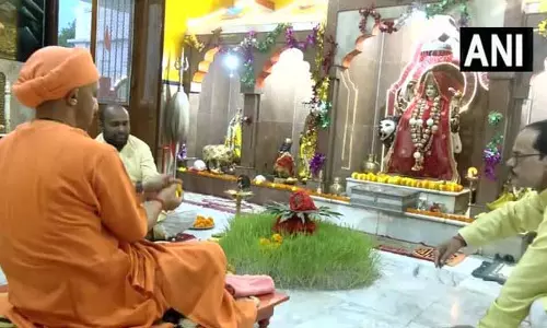 मुख्यमंत्री योगी आदित्यनाथ ने गोरखनाथ मंदिर में चैत्र नवरात्रि की अष्टमी पर किया पूजन और हवन मुख्यमंत्री योगी आदित्यनाथ ने गोरखनाथ मंदिर में चैत्र नवरात्रि की अष्टमी पर किया पूजन और हवन