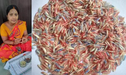 Sangareddy में एक भक्त ने 4,100 चावल के दानों पर राम लिखा Sangareddy में एक भक्त ने 4,100 चावल के दानों पर राम लिखा